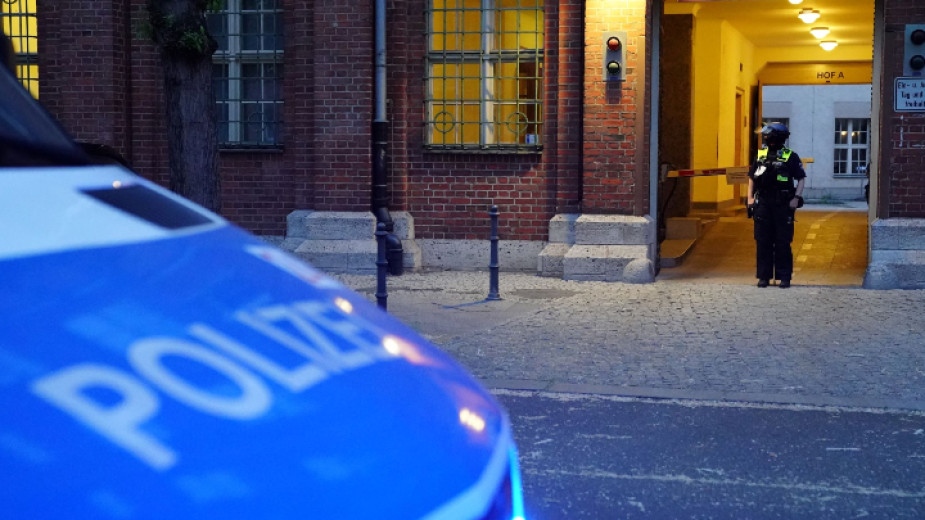 Трима мъже и една жена са ранени при стрелба пред