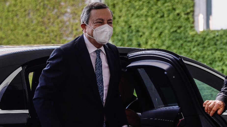 Италия се отказва от задължителните маски на открито от 28