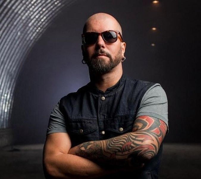 Китаристът на ТАТУ почина от COVID-19