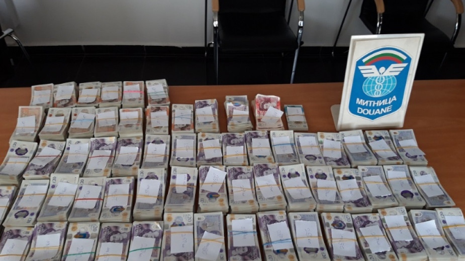 Недекларирани британски лири и евро на стойност близо два милиона