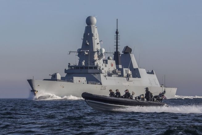 Руски кораб и самолет откриха предупредителен огън по британски миноносец в Черно море