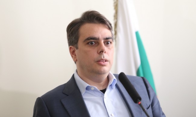 Министърът на финансите в служебното правителство Асен Василев започва серия