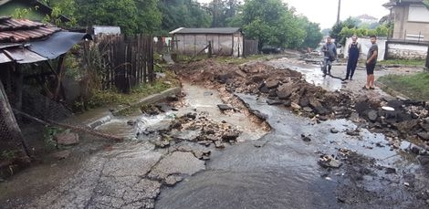 Проливен дъжд е наводнил улици в Котел съобщиха за БТА