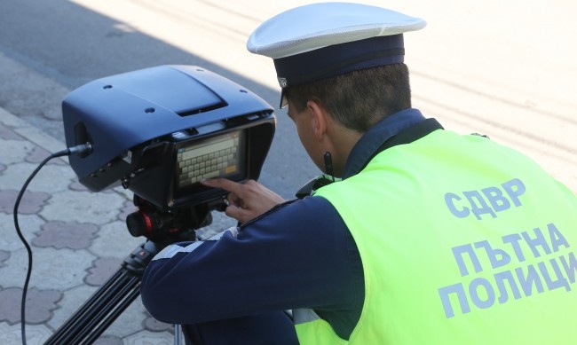 Екипи на полицията предприемат нестандартни действия за да ограничат скоростта