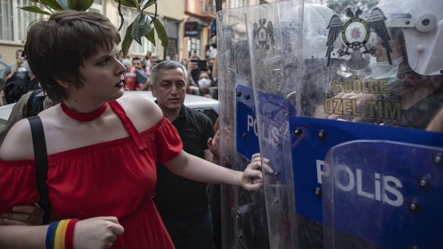 Турската полиция използва сълзотворен газ срещу участници в прайд парада