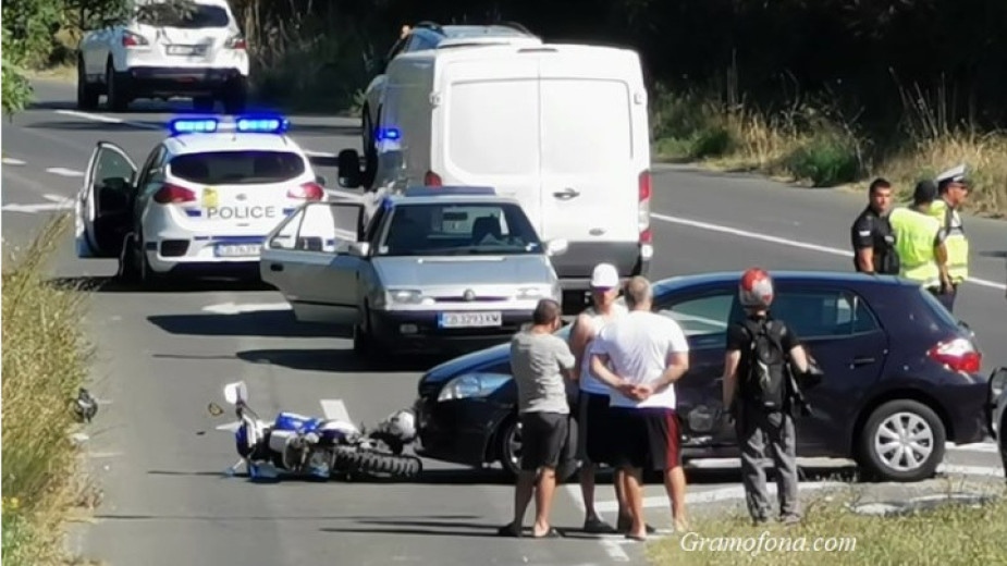 Тежка катастрофа между два леки автомобила е блокирала главния път