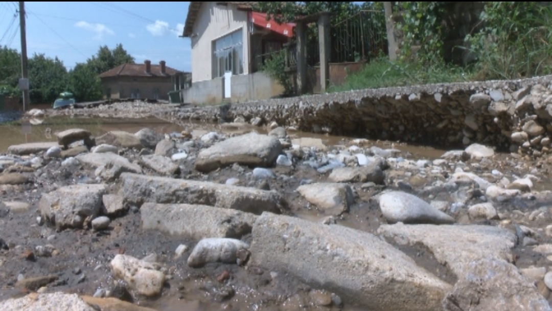 След проливните дъждове през изминалата нощ сериозна остава обстановката в