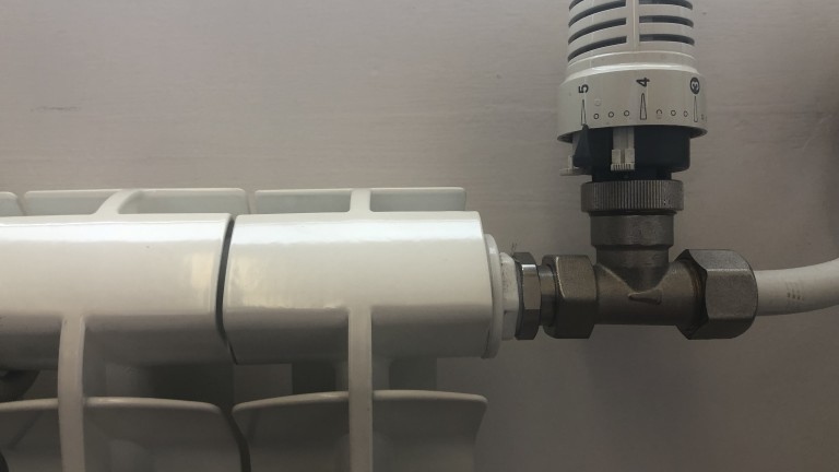 Недопустимо е цените на топлата вода и парното да се