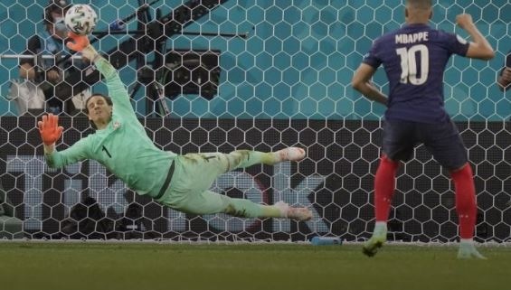 Нападателят на Франция Килиан Мбапе се извини на привържениците на