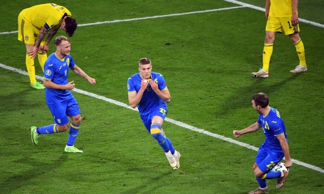 Украйна победи с 2 1 Швеция в последен 1 8 финал на UEFA
