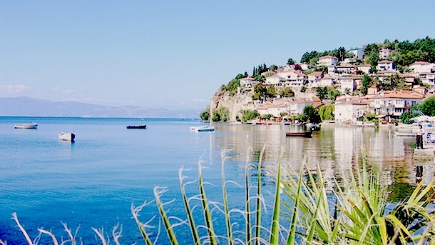 Димитър Пендоски ходи до края на разнебитена пешеходна пътека прескача