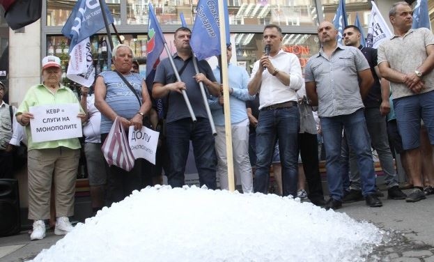 Протестиращи струпаха чували с лед пред сградата на Комисията по