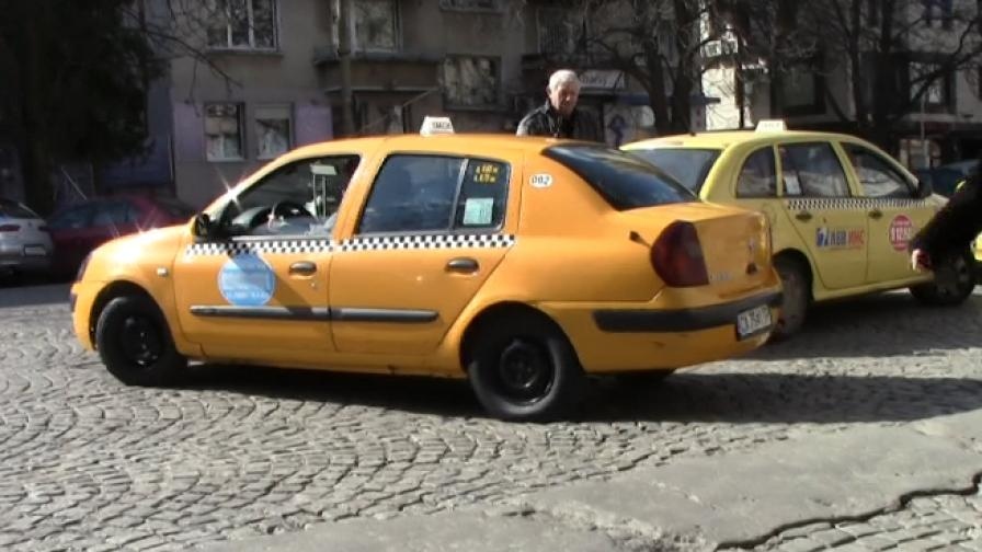 Таксиметров автомобил е блъснал млада жена на пешеходна пътека на