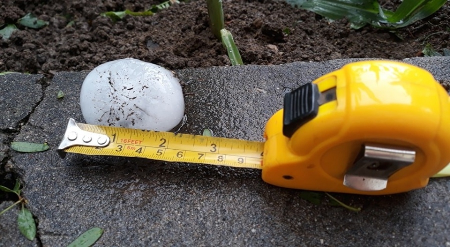 Щети по 3000 частни жилища в Червен бряг след градушка като юмрук