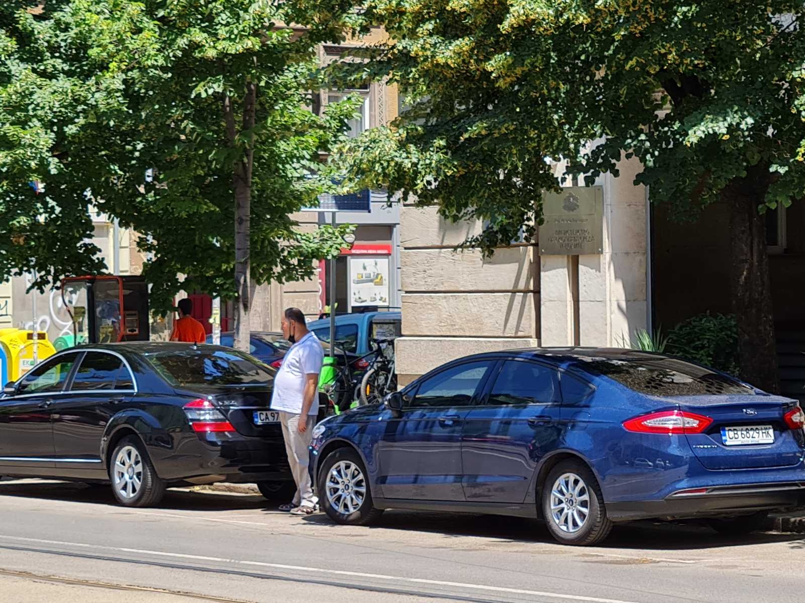Луксът и държавните екстри не са чужди и на служебните