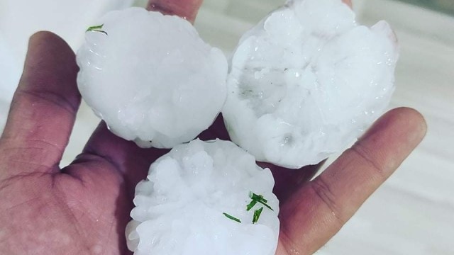 Улиците на Мадан побеляха от градушка днес следобед съобщиха от