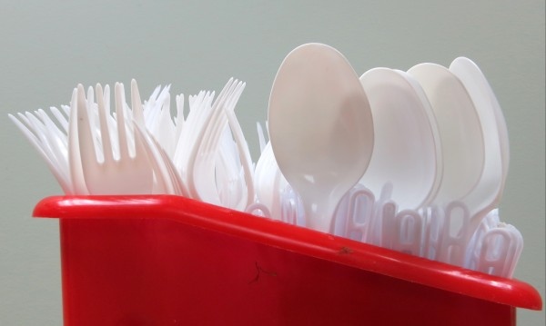 Пластмасовите чашки и кутийките за бърза храна вече ще се