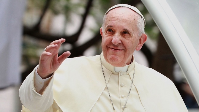 Папа Франциск успешно е претърпял операция на дебелото черво в