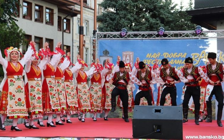 Само във фестивалната столица на България в красиво и