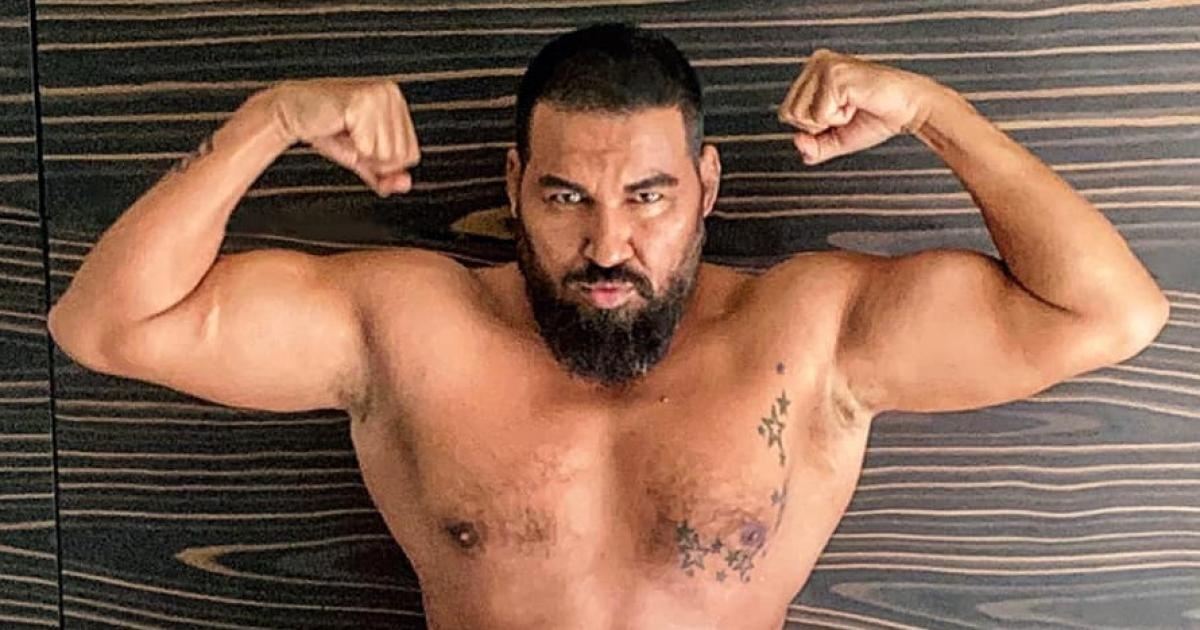 Азис си сложи и изкуствени бицепси след като преди време