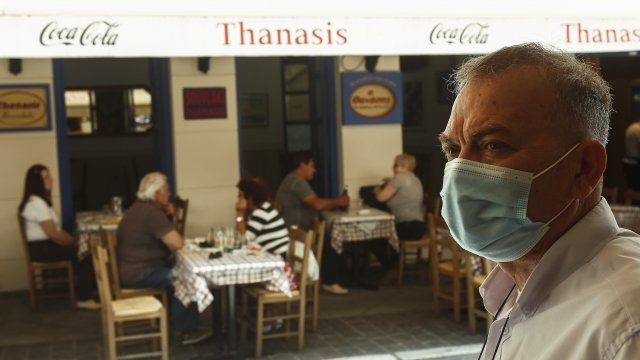 Гръцките власти решиха да върнат някои ограничения върху дейността на