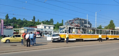 Катастрофа в София Трамвай удари автомобил след непозволен обратен завой