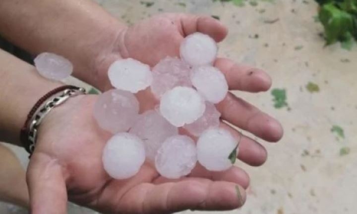 Силна градушка с големината на орех удари Сандански Бурята се