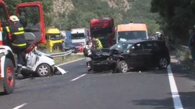 Тежко ПТП в района на Стара Кресна блокира трафика от