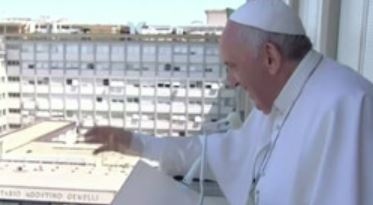 Папа Франциск се появи за първи път след операцията Главата