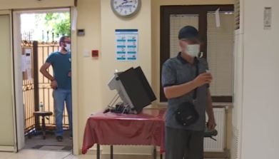 Машините затрудниха някои от избирателите в Турция Мъж се опита