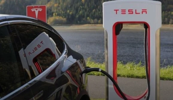 Tesla с три зарядни точки у нас
