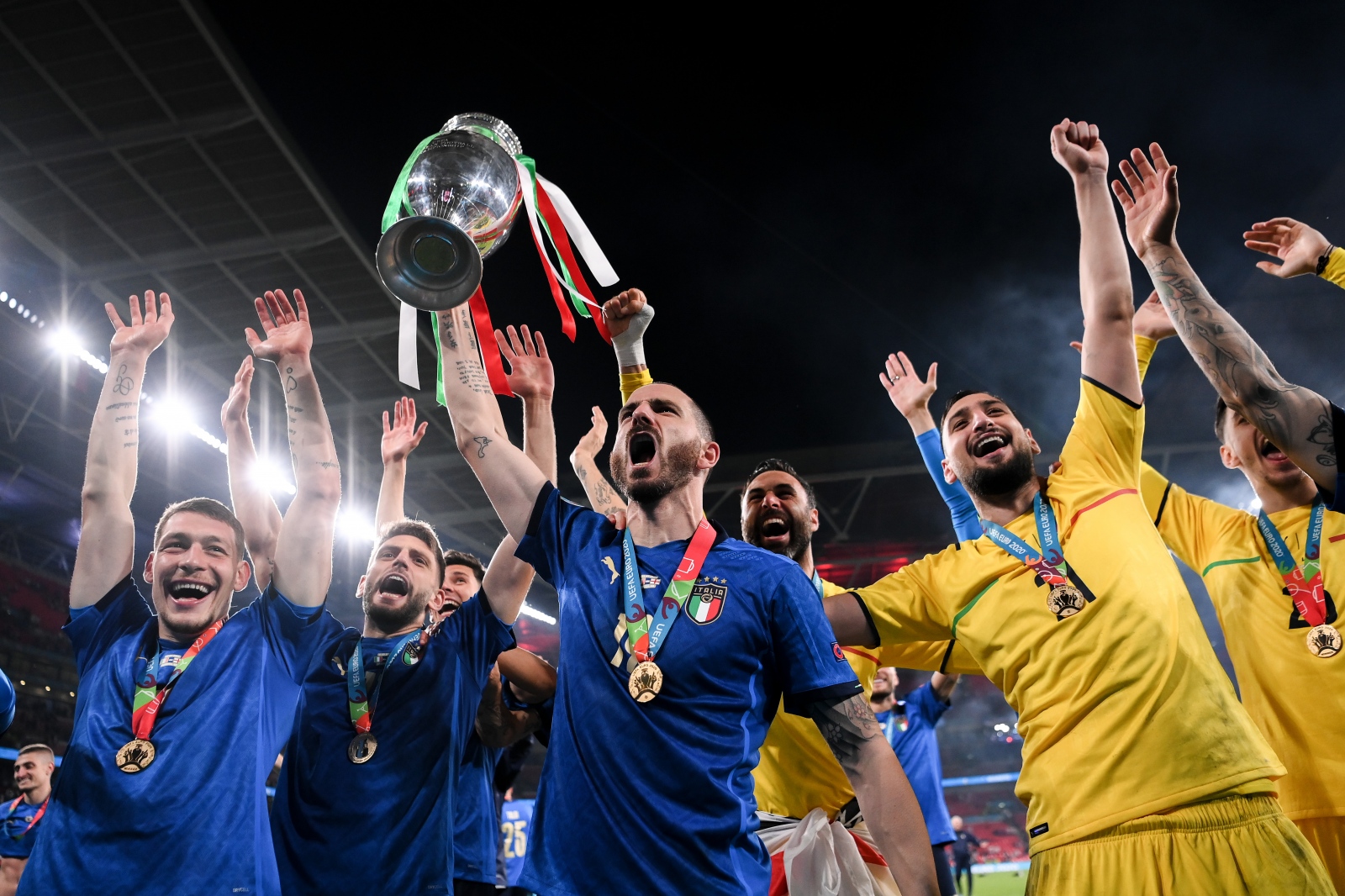 Италия е новият футболен крал на Европа Скуадра адзура спечелиха