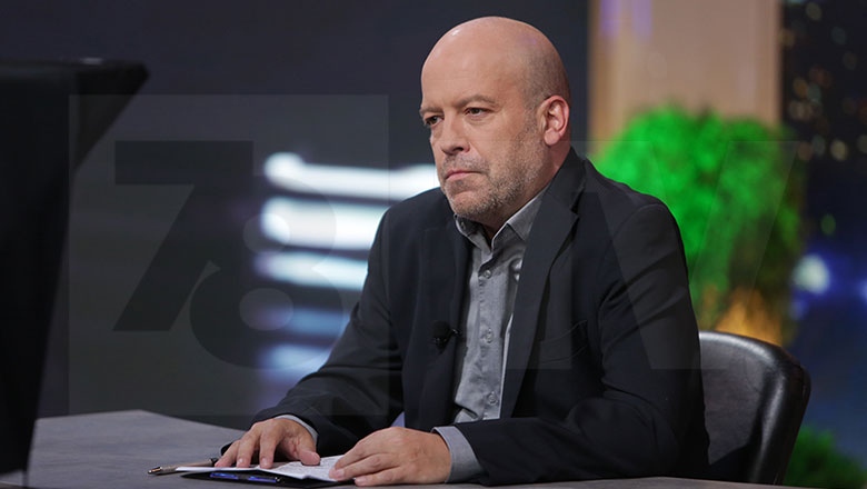 Иво Сиромахов писателят и част от екипа сценаристи на Шоуто