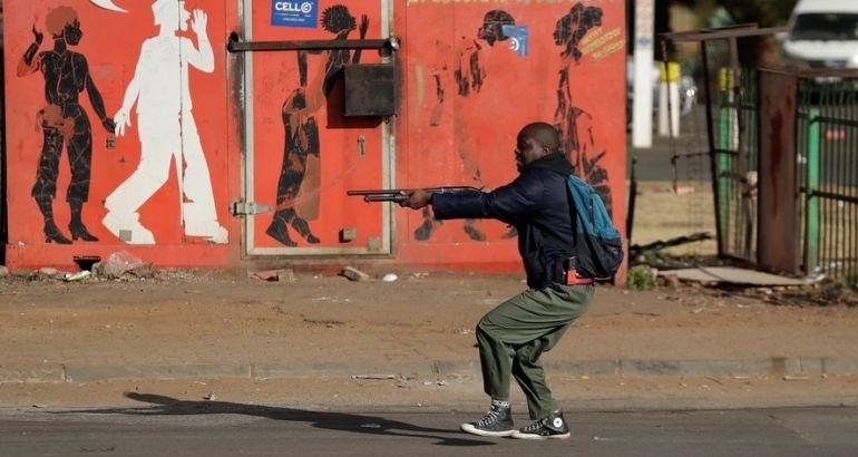 Най-малко 72 души загинали при безредиците в Южна Африка
