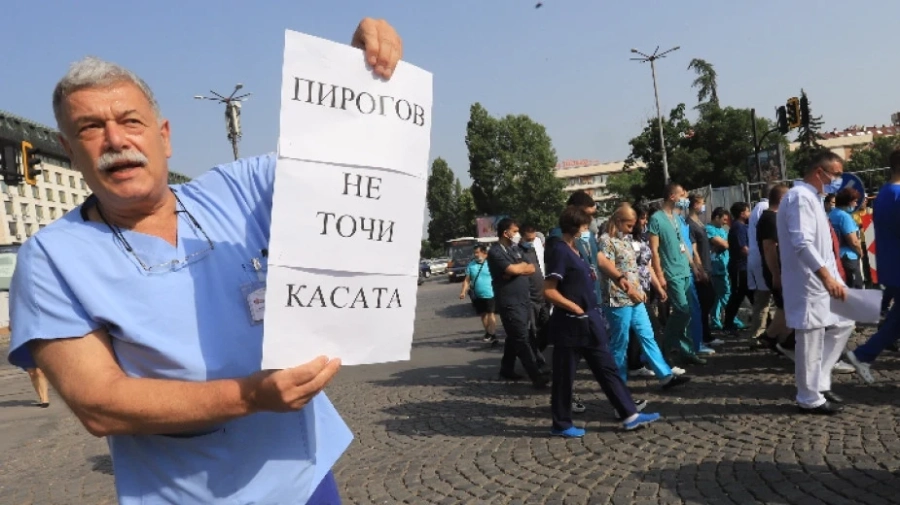 Протест срещу уволнението на шефа на Пирогов