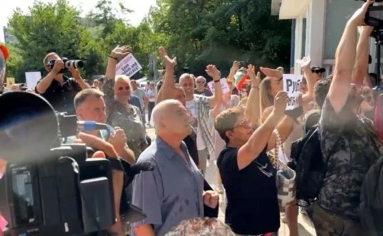 Борисов се яви на разпит, протестиращи отвън скандират Чакаме ви тука