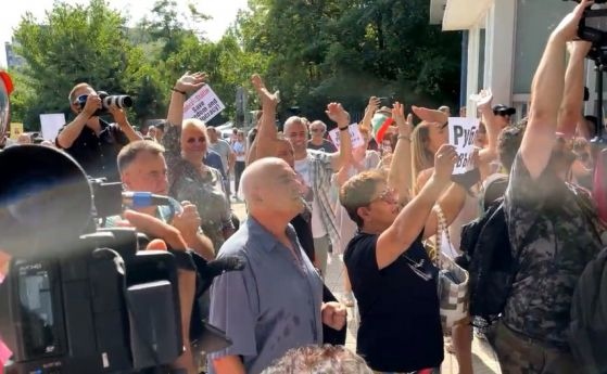 Малка група поддръжници на ГЕРБ посрещнаха лидера Бойко Борисов пред