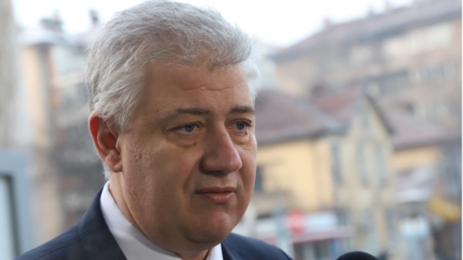 Очевидно опорките на зам министър Петров са разклатени и опитват да