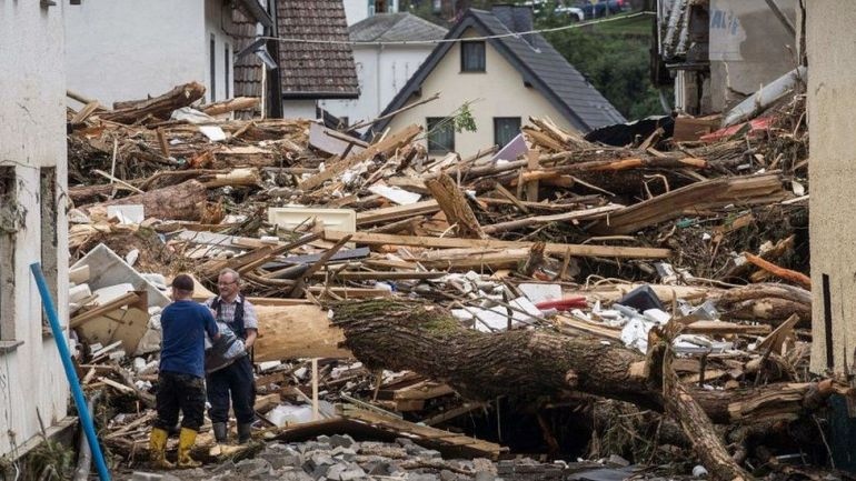 Продължава издирването на оцелели при катастрофалните наводнения в Западна Европа.