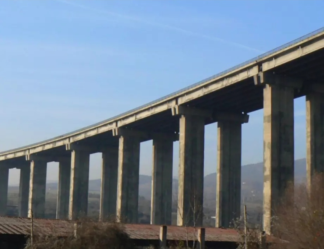 Тежкотоварен камион е паднал от виадукт на автомагистрала Хемус върху