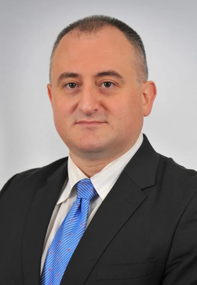 Надупчиха гумите на колата на депутат от ИТН