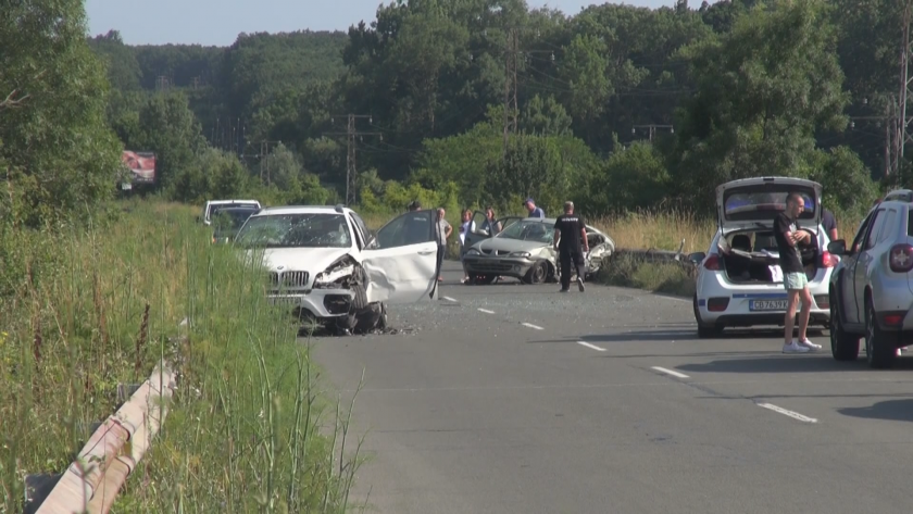 Верижна катастрофа между три автомобила е станала на главния път