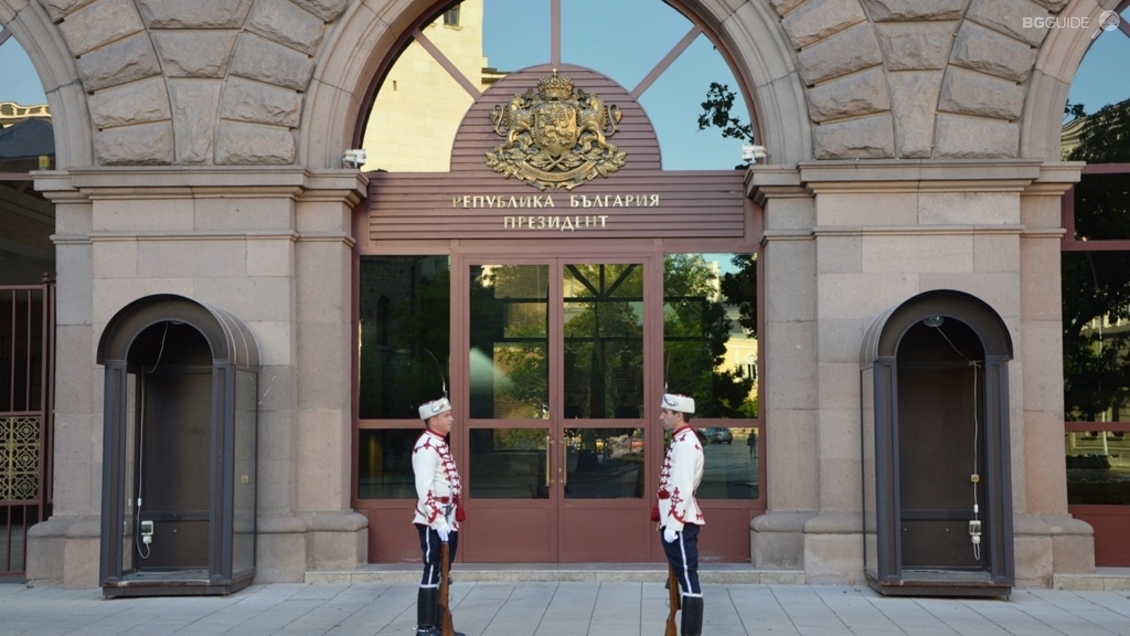 Безпрецедентното въоръжено нахлуване в президентската институция претърсване и показните арести
