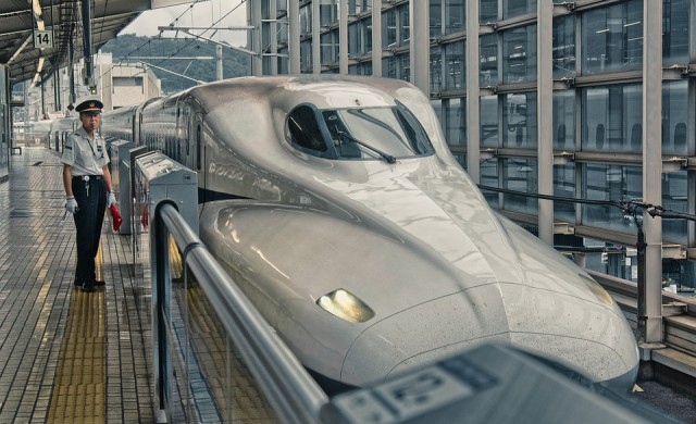 Нов високоскоростен влак, развиващ максимална скорост до 600 км/ч, представиха