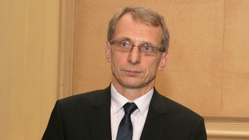 Служебният просветен министър Николай Денков се надява да не се