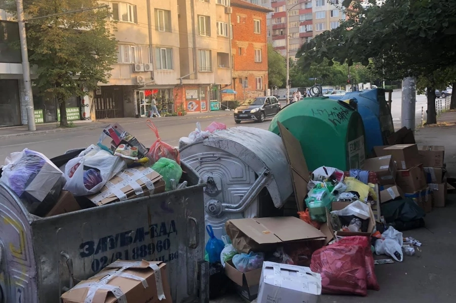 Лоша миризма и планина от отпадъци на ул. Дойран в Красно село