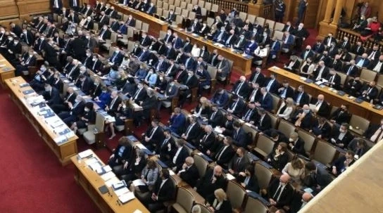 Депутатите искат да си махнат допълнителните възнаграждения