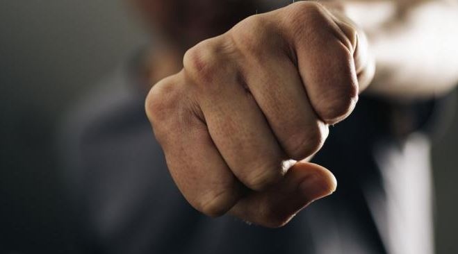 47 годишен мъж е задържан по обвинение че е пребил до