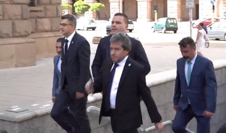 Докторът по философия на правото Пламен Николов води делегацията на