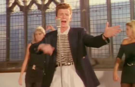 Клипът към хитoвaтa пeceн Nеvеr Gоnnа Givе Yоu Up oт